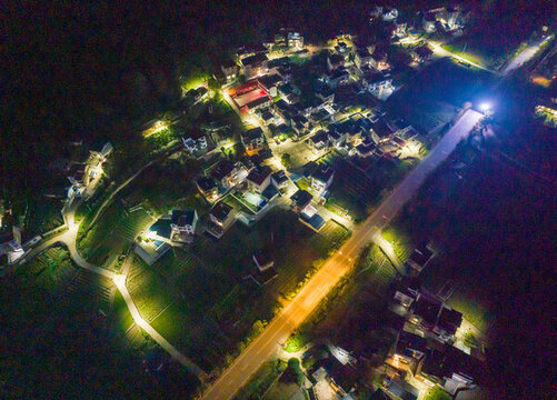 廣西蒙山太陽能路燈照亮村屯之夜