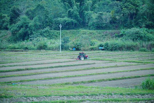 農(nóng)田和耕地的拖拉機(jī)