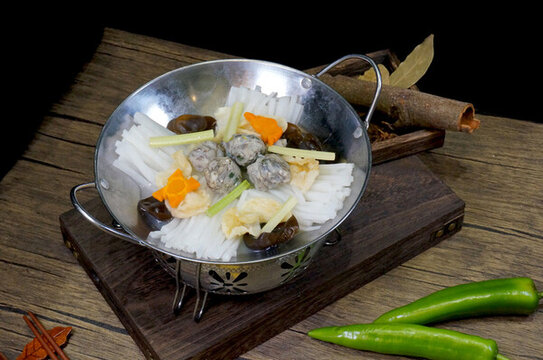 鍋仔蘿卜魚肚鯪魚球