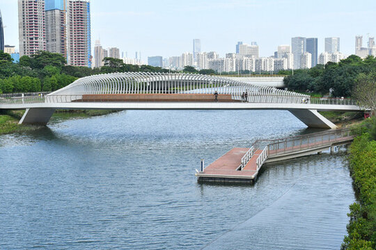 深圳前海桂灣公園的跨河橋