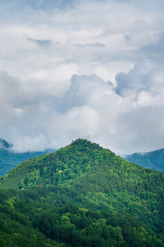 夏天山川云霧繚繞美麗景象