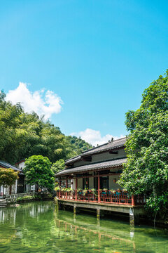 白墻灰瓦古建筑