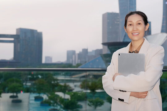 女商人在城市環(huán)境中與平板電腦