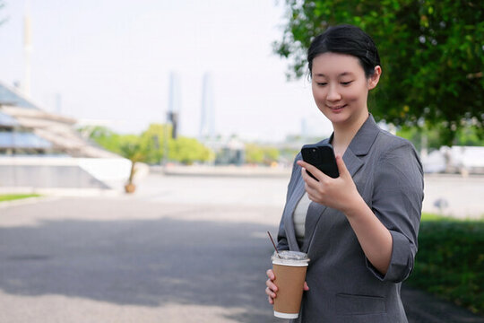 職業(yè)女性在戶外手機(jī)上查看郵件