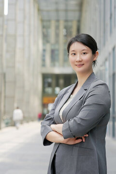 辦公環(huán)境下的自信職業(yè)女性