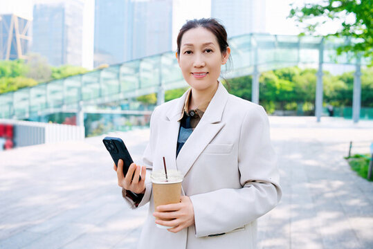 享受戶外咖啡休息的職業(yè)女性