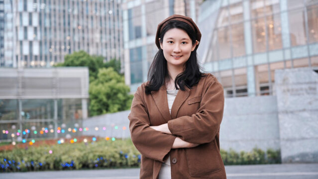 辦公樓外的自信女性面帶微笑