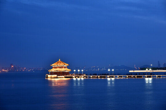 青島棧橋景區(qū)夜景