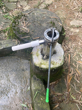 農(nóng)村古法手動(dòng)壓水機(jī)水泵老式水井