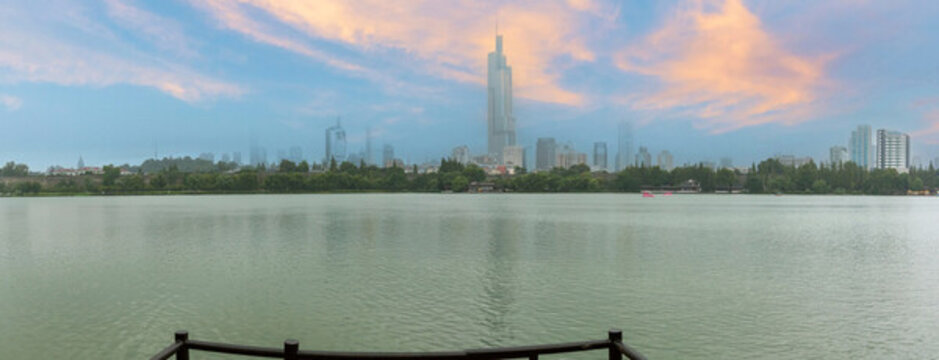 南京藍天白云玄武湖公園