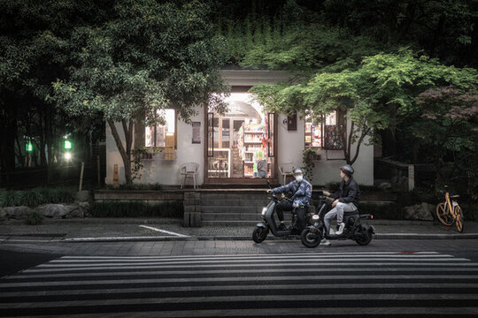 杭州虎跑路山中雜貨店傍晚