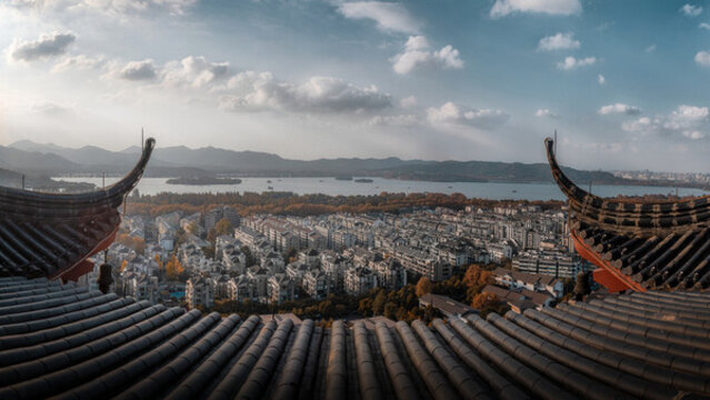 大氣從中式古建筑城隍閣眺望西湖