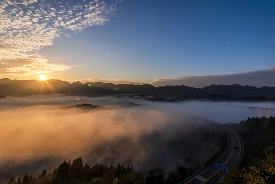 周家山日出云霧