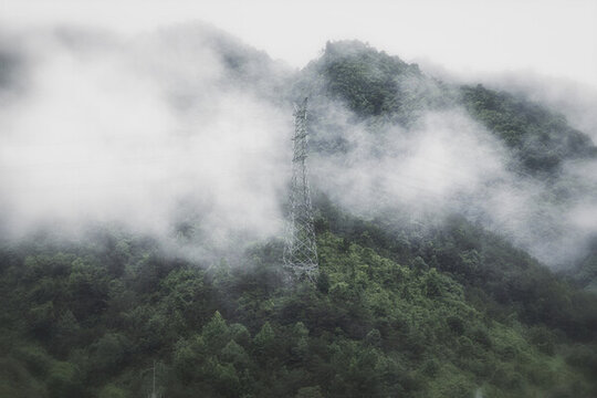 高山上的高壓塔云霧