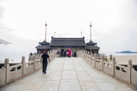 老龍頭景區(qū)海神廟廟門(mén)與石橋