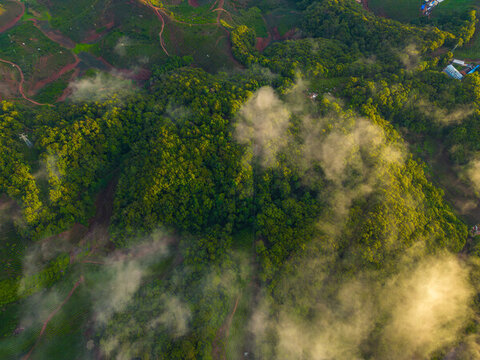 航拍云霧中朦朧的山景