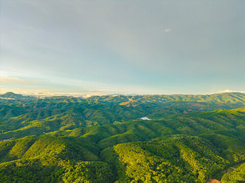 高山草甸山脈戶外風光航拍視角