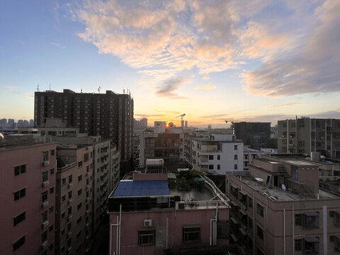 夕陽西下的城市