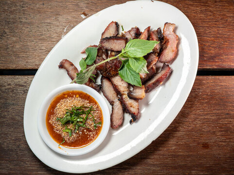 餐桌上放在餐盤(pán)里的泰式烤豬肉