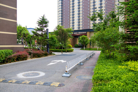 現(xiàn)代小區(qū)綠化房地產(chǎn)景觀公園小路