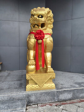 金色石獅子