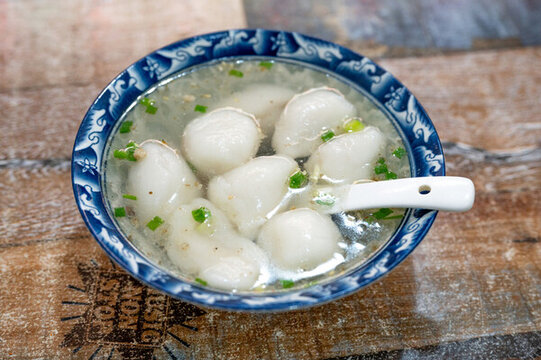 桌面上的一碗安順美食湯圓