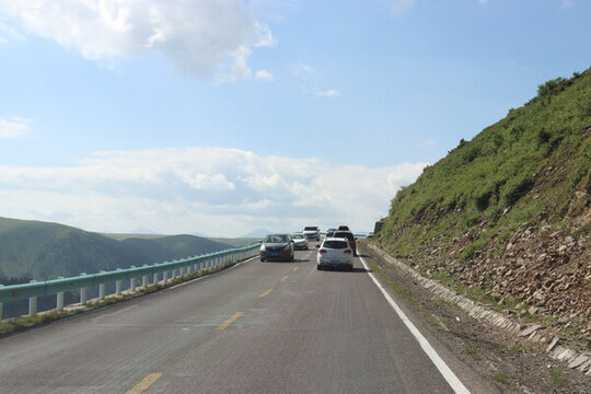 高原蜿蜒道路