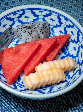 瓷碗里切片水果