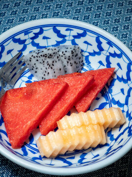 瓷碗里切片水果