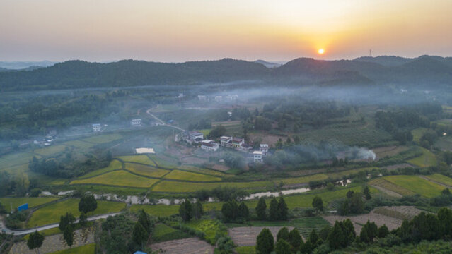 四川南充鄉(xiāng)村夕陽