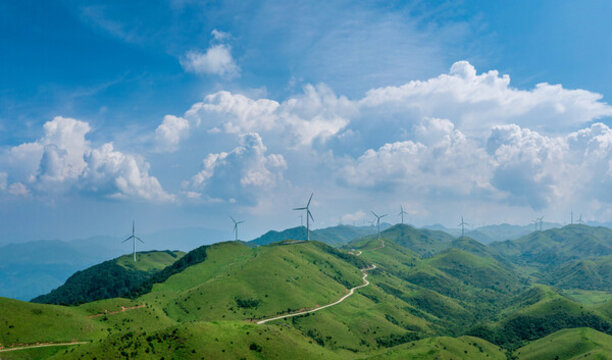 山頂風(fēng)力發(fā)電場藍天白云風(fēng)光
