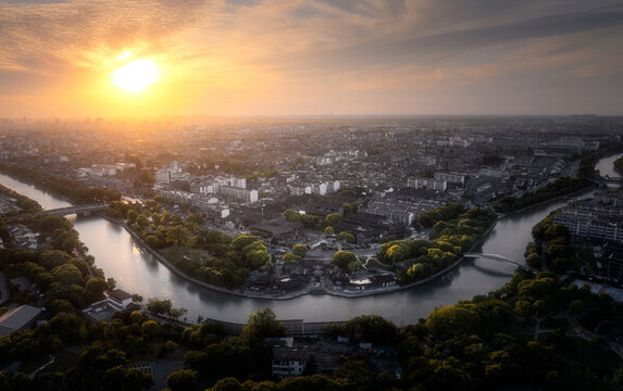 揚(yáng)州古運(yùn)河穿城而過古城區(qū)夕陽