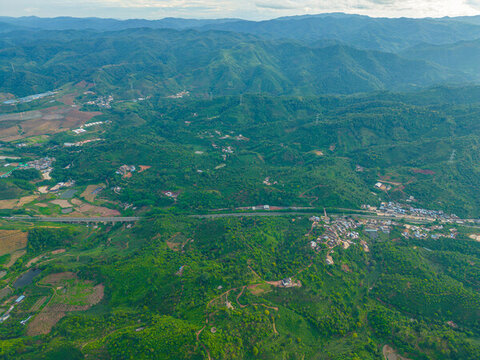 航拍天空高山草甸山脈田園村寨