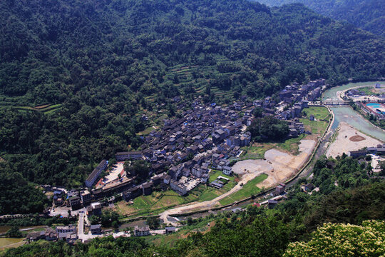 矮寨大橋風(fēng)光的村落