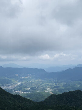 遠(yuǎn)山霧蒙蒙