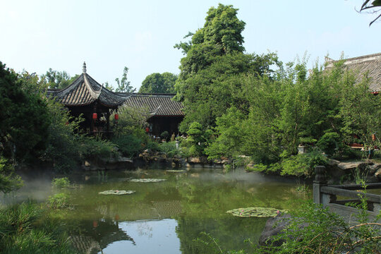 綠樹環(huán)繞的古典園林湖景