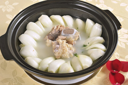 咸豬骨煲淋奶白菜