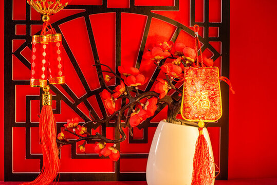 室內(nèi)棚拍漏窗紅色中國風背景