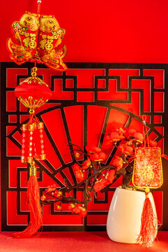 室內(nèi)棚拍漏窗紅色中國風背景