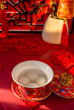 室內(nèi)棚拍中國風背景前的一碗元宵