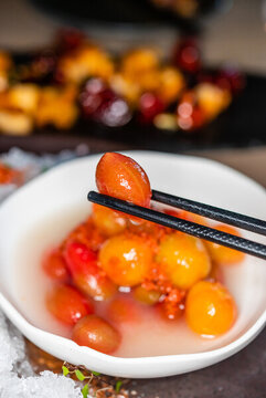一盤(pán)桂花醬漬櫻桃番茄甜點(diǎn)