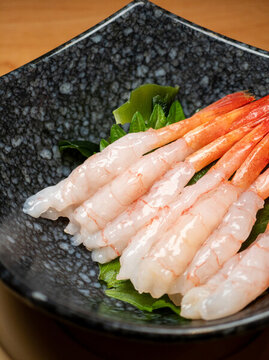 餐盤里的甜蝦刺身