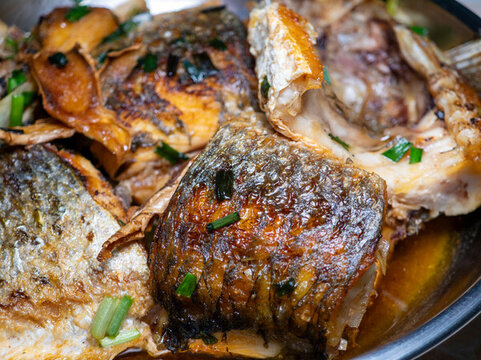 餐盤里的香煎魚肉