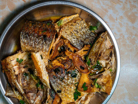 餐盤里的香煎魚肉