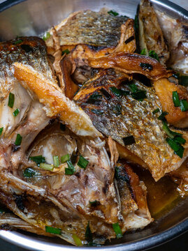 餐盤里的香煎魚肉