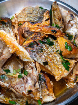 餐盤(pán)里的香煎魚(yú)肉