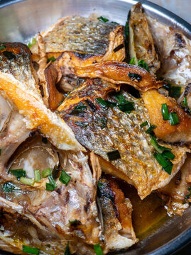 餐盤里的香煎魚肉