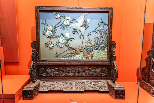 清代紅木邊座鏨胎琺瑯桃鶴圖插屏