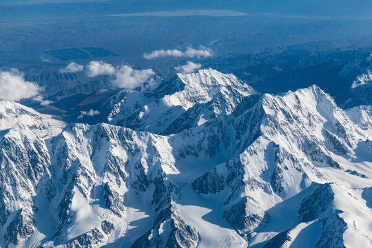 航拍雪山山脈