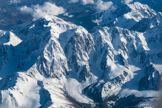航拍雪山山脈